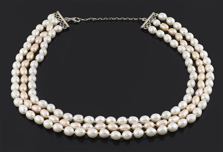 Girocollo a tre fili di perle.