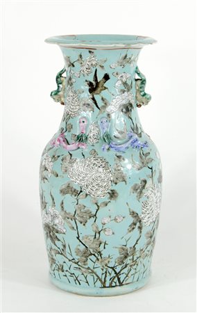 Grande vaso in porcellana policroma decorato a motivi orientali e manici a...