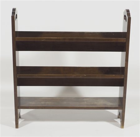 Etagere in legno a 3 ripiani.