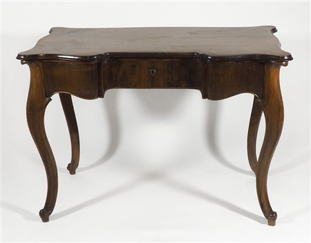 Scrivania da centro con cassetto centrale, su alte gambe mosse. cm. 80x112x66.