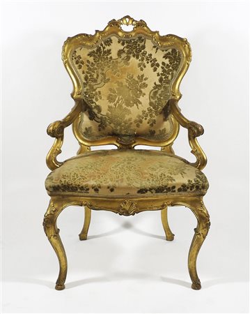 Poltrona in legno dorato ricoperta da stoffa floreale.