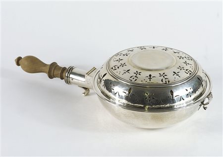 Scaldavivande in argento con manico in legno. Gr. tot 1070.