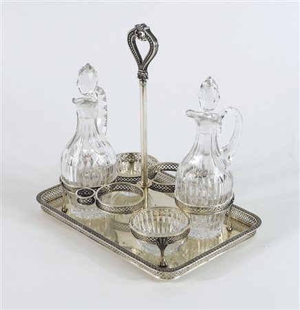 Oliera in argento con contenitori in cristallo. gr. 710.