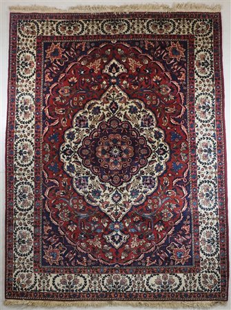 Tappeto su fondo rosso, cm. 210x320.