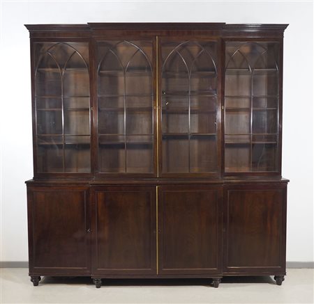 Grande libreria inglese a doppio corpo con parte inferiore a 4 ante e parte...