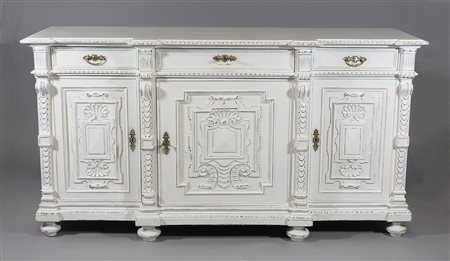 Credenza in legno dipinto bianco a 3 ante e 3 cassetti. cm. 97x185x57,