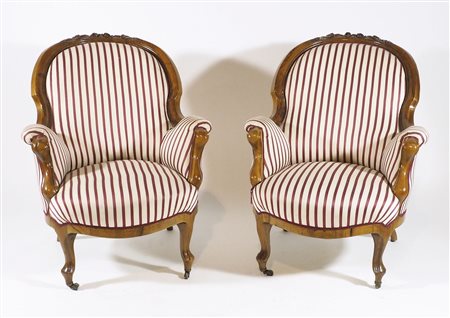 Coppia di poltrone in legno con schienale scolpito.