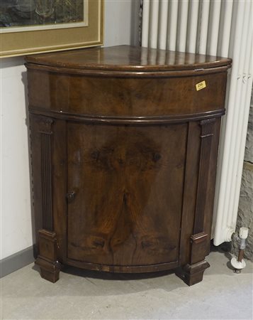 Angoliera in legno con piano apribile.