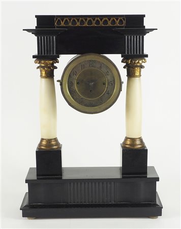 Orologio da tavolo in legno nero con colonne in alabastro e applicazioni in...