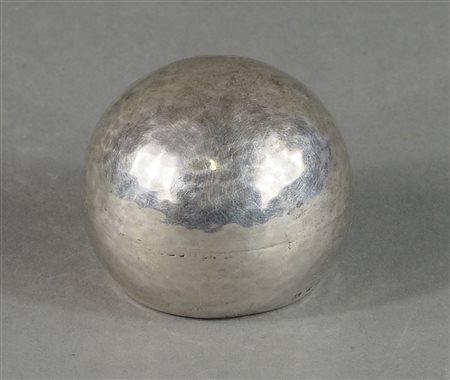 Copritappo in argento martellato a forma di palla. Reca i punzoni Wiener...