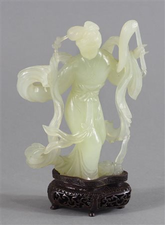 Scultura in giada finemente scolpita raffigurante Guanyin, su base in legno....