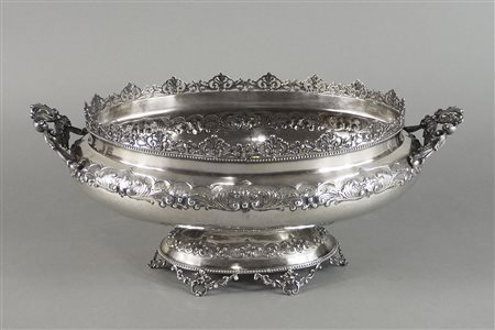 Centrotavola ovale in argento con bordi e manici sbalzati. cm. 18x42x27. gr....