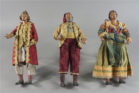 Lotto di 3 antiche figure in terracotta dipinta con vestiti d'epoca. H. cm. 33.