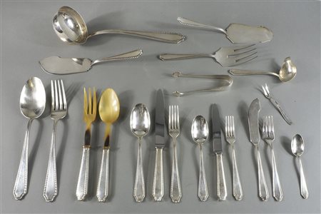 Servizio di posate in argento composto da 115 pezzi. Gr. 5300.