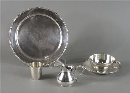 Lotto di vari oggetti in argento tra cui piatto e bicchierino. gr. 1000.