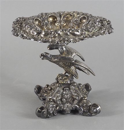 Alzata in argento con figura di aquila che sorregge una coppa. Punzone Vienna...