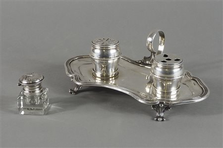 Calamaio in argento con contenitore centrale in cristallo. gr. 530.