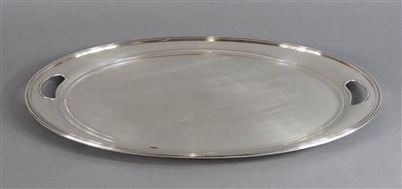 Grande vassoio ovale in argento con manici nel bordo. cm. 42x56. gr. 2180.