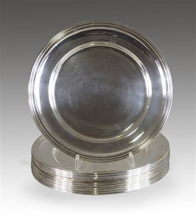 Lotto di 12 sottopiatti in argento. Diam. cm. 28. gr. 4280.