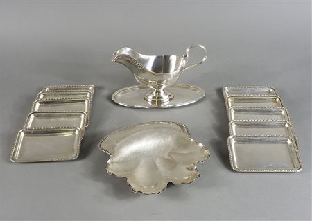 Lotto di vari oggetti in argento tra cui salsiera e conchiglia. Gr. 1770.