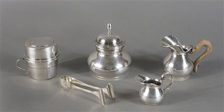 Lotto di vari oggetti in argento tra cui piccolo thermos con contenitore in...