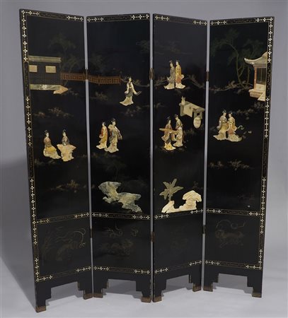 Paravento laccato a 4 ante decorato a motivi orientali. cm. 184x40 (chiuso).