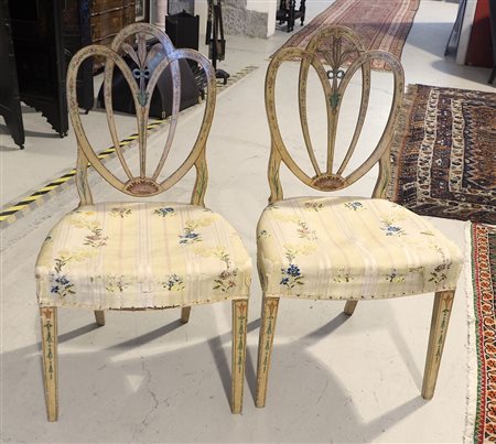 Coppia di sedie in legno laccate decorate a motivi floreali.