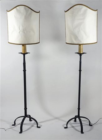 Coppia di portaceri da terra in ferro battuti trasformati a lampade, con...