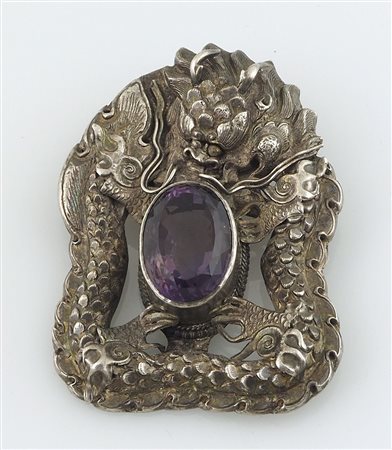 Spilla indiana in argento finemente lavorato con ametista centrale.
