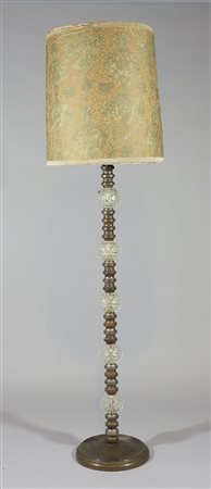Lampada a stelo in ottone intervallato da palle in vetro a bolle.