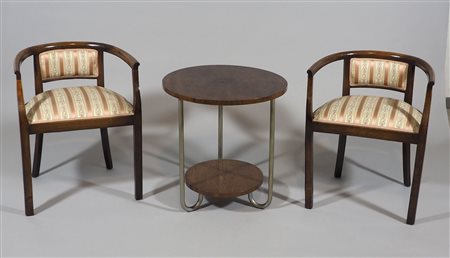 Coppia di poltroncine a pozzetto e tavolino rotondo.