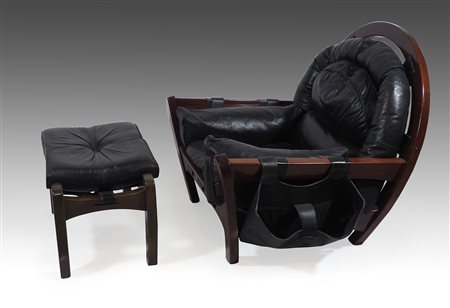 Grande poltrona in pelle nera modello Rancero, con sgabello. Designer Luciano...