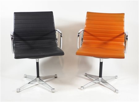 Coppia di poltrone da ufficio in metallo cromato, nera e arancione. Anni '70.