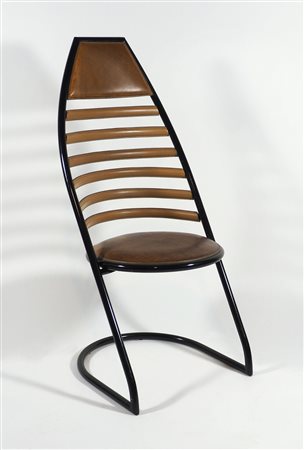Sedia in metallo laccato nero con fasce in cuoio marrone. Anni '80.