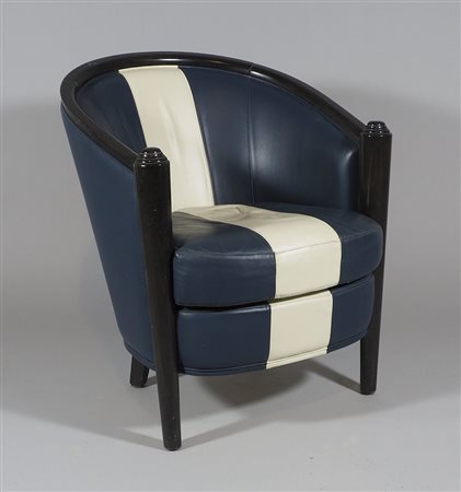 Poltrona a pozzetto con struttura in legno scuro, rivestita da cuoio blu con...