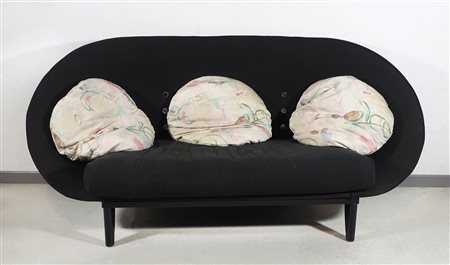 Divano a 3 posti con struttura in acciaio. Anni '80. Lung. cm. 196.