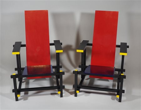 Cassina: coppia di pootrone in legno laccato modello Red & Blue, disegno di...