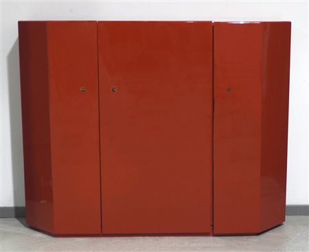 Simon International by Cassina Credenza scantonata laccata rossa a tre ante...
