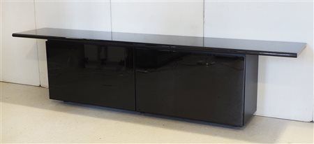 Acerbis: lunga credenza bassa laccata nera a 2 ante e 3 cassetti, piano in...