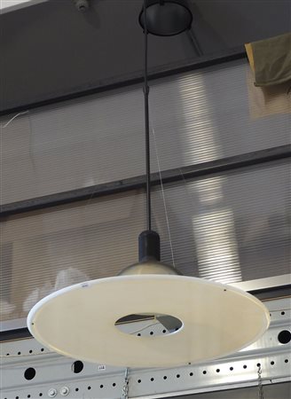 Flos: lampada a sospensione modello Frisbi, disegno di A. Castiglioni 1978.