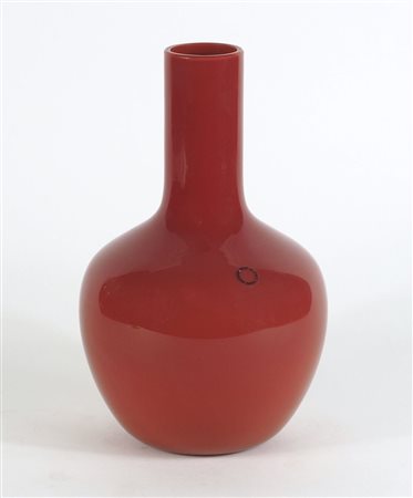 Venini: vaso in vetro rosso. Con etichetta originale e firma incisa sotto la...