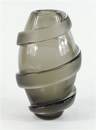 Venini: vaso in vetro fumè con fascia applicata. Firma incisa Venini Italia...