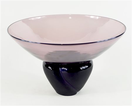 Venini: grande coppa in vetro ametista sorretta da base in vetro nero...