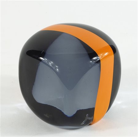 Venini: grande cubo in vetro fumè con fascia arancione. Firma incisa Venini...