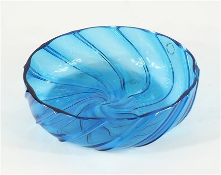 Venini: ciotola in vetro azzurro. Firma incisa Venini 88 ed etichetta...