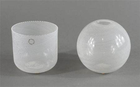 Venini: lotto di 2 vasetti in vetro a mezza filigrana, Firme incise Venini 88...