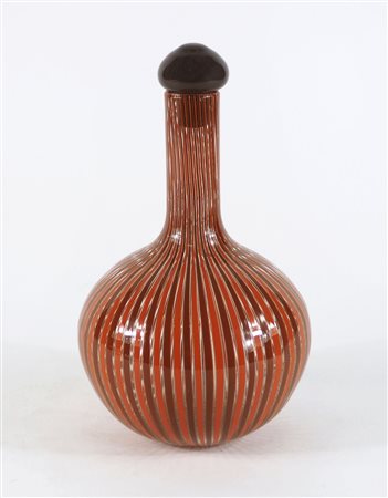 Venini: bottiglia in vetro a canne arancio e marroni con tappo. Firma incisa...