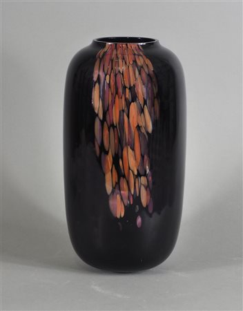 Venini: grande vaso in vetro nero con fascia a "pennellate". Firma incisa...