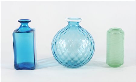 Venini: lotto di 3 vasetti in vetro, tutti con firme incise. H. max cm. 16,5.