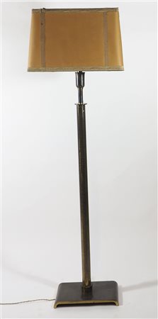 Lampada da terra in ottone con base e paralume di forma rettangolare. Anni...